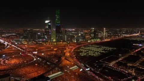 King Abdullah Financial Center in Riyadh city at night with high traffic Vídeos de archivo 257517065