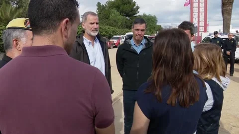 King and Queen of Spain visit the advanced command post in Paiporta (Valencia),  Stock Footage 290189208