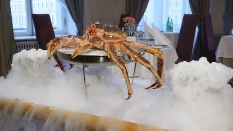 King crabs in restaurant Stockbeeldmateriaal 85271383