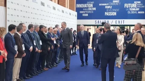 The king learns about the latest developments in agricultural machinery at a FIM 库存影片 328596751