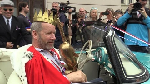 King months may David Koller arrives in historic car Skoda Felicia cabriotet Stock Footage 89655047