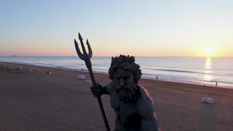 King Neptune Statue Rotating to Virginia Beach Boardwalk at Sunrise 库存影片 339206792