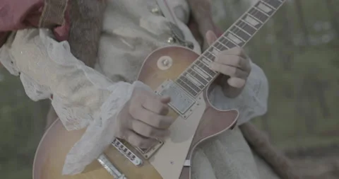 King playing guitar 스톡 동영상 237548200