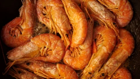 King prawns are moved to the pan 스톡 동영상 116649990