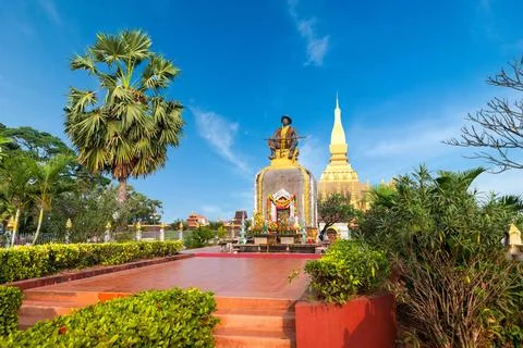King Setthathirath statue and Pha That Luang Pagoda Vientiane, Laos King S... Fotos Stock