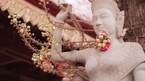 King Statue In/Out Focus Stock Footage 42813947