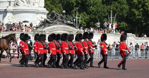 King&amp;#039;s Guard during the changing of the guard at Buckingham Palace. Stock Footage 345124992