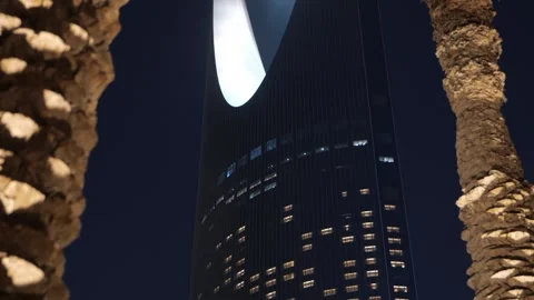 Kingdom Centre Tower at Night in Riyadh, Saudi Arabia 動画素材 316553136