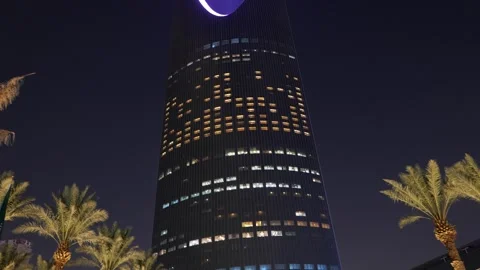 Kingdom Centre Tower at Night in Riyadh, Saudi Arabia 動画素材 316553221