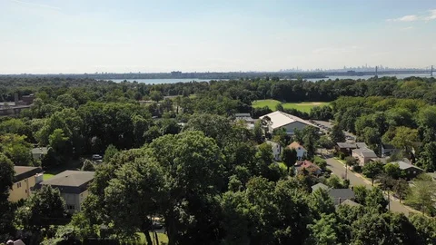 Kings Point Homes beneath Broad Tree Canopy and Sound 库存影片 95761402