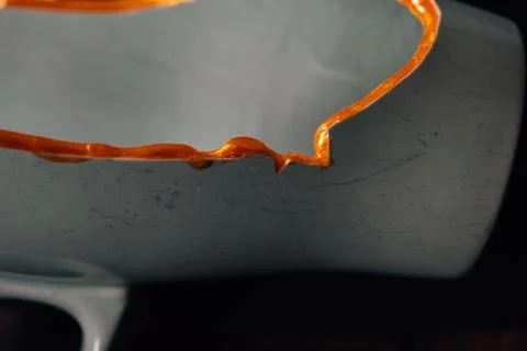 Kintsugi concept. Part of a broken pot with gold glue. Foto stock