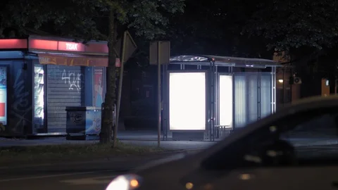 Kiosk closed and empty bus stop during evening. 스톡 동영상 128930424