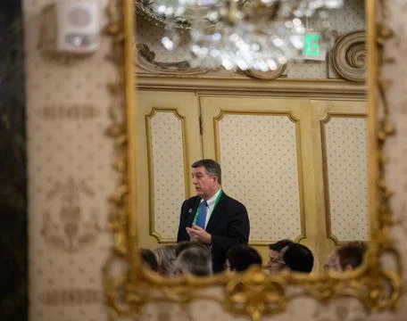 Kirk Shireman, ISS Program Manager, answers a question from NASA Administr... 库存照片