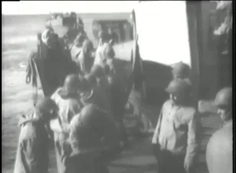 KISKA, ALASKA - 1943: Deck crew - Men crowd working craft deck 库存影片 343786881