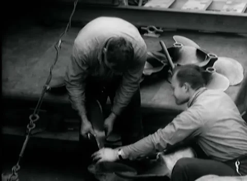 KISKA, ALASKA - 1943: Deck Rigging Detail - Sailors Handle Hook and Line 库存影片 343788637