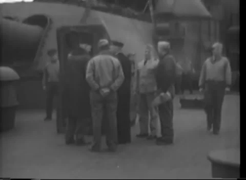 KISKA, ALASKA - 1943: Rear deck view - Crowd gathers beside bollard 库存影片 343790053