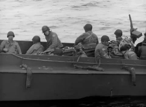 KISKA, ALASKA - 1943: Troops aboard - Helmeted troops crowd boat interior 库存影片 343786980