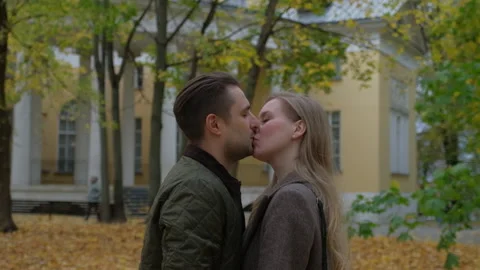 Kiss of lovers on the background Vidéo 219228570