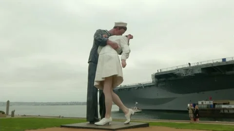 Kiss statue Stock Footage 10861258