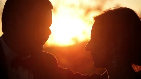 Kiss at sunset Vídeo Stock 47792931