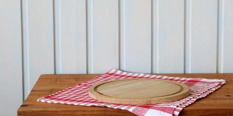 Kitchen banner, empty countertop with cutting board on a checkered towel. food Foto stock
