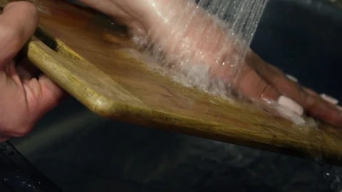 Kitchen board cleaned with water 動画素材 105646714