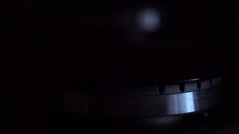 The kitchen burner turns on. The upper burner lights up, turning into a blue 库存影片 129942404