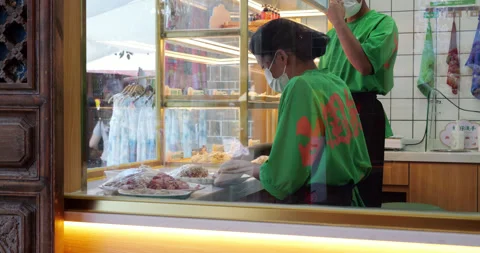 Kitchen with Chinese staff making meat dumplings at fast-food chain eatery 库存影片 329461796