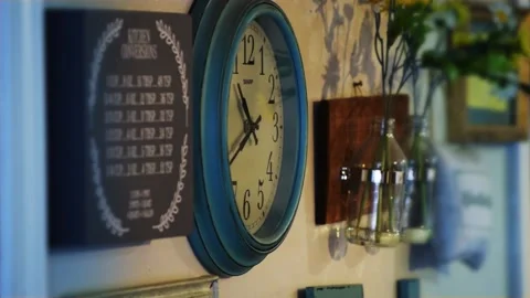 Kitchen Clock Moving 스톡 동영상 146607146