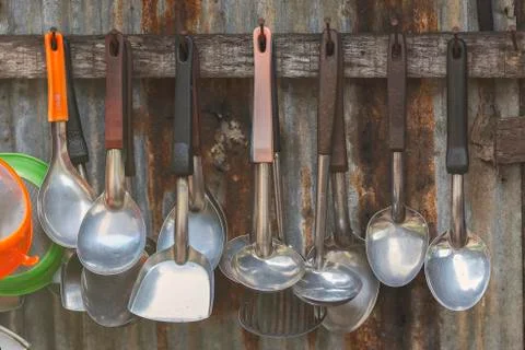 The kitchen container hangs next to the old zinc-wood background. Foto stock