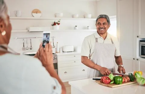 Kitchen cooking, elderly couple or phone photo of senior man, husband or Foto stock