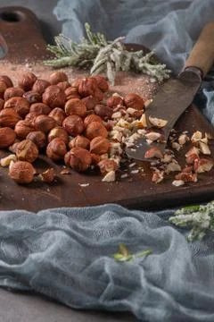 Kitchen cutting board with hazelnuts without shell, view from above. Foto stock