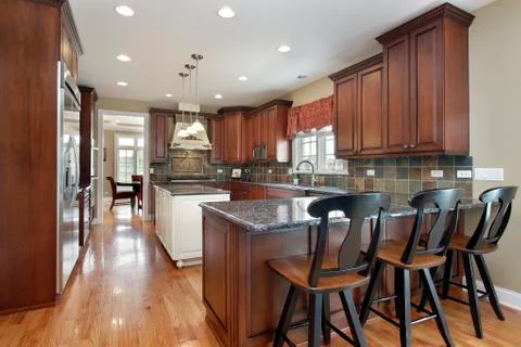 Kitchen with dark tile backsplash Foto stock