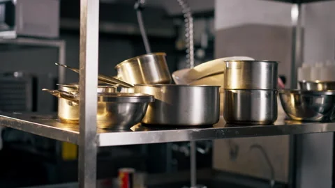 In the kitchen of the establishment there is a kitchen utensil on the shelf Vidéo 273154540