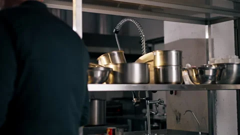 In the kitchen of the establishment there is a kitchen utensil on the shelf Vidéo 273154992