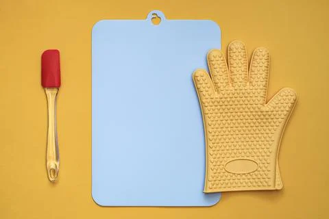 Kitchen flat lay with cutting board and glove Fotos de archivo