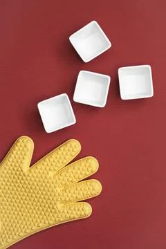 Kitchen flat lay with heat resistant glove and bowls Fotos de archivo