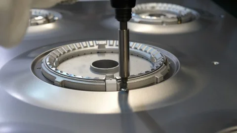 Kitchen hob factory, worker manually assemble components on a kitchen hob Vídeos de archivo 94418664