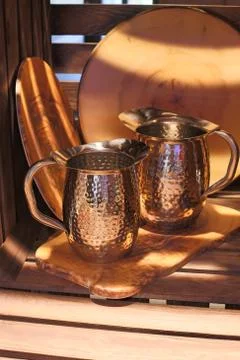Kitchen jug  kitchen tools metal tree cook shine dishes Foto stock