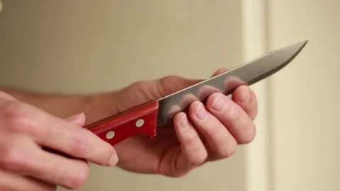 Kitchen knife in man's hands Vídeo Stock 73505552