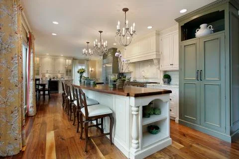 Kitchen with large island Foto stock