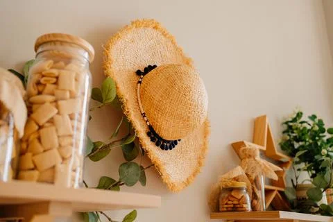 Kitchen is made of wood with elements of eco style. hat. Foto stock