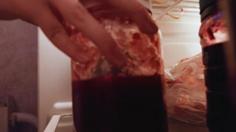 Kitchen prep action. Detailed scene showing food handling and preparation Vidéo 337452469