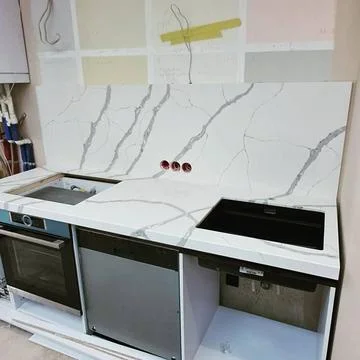 Kitchen Renovation Process: Installing Luxury White Quartz Countertop and 스톡 사진