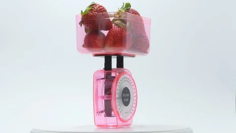 Kitchen scale full of strawberries 動画素材 108821942