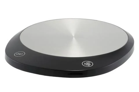 Kitchen scales with clipping path 库存插图