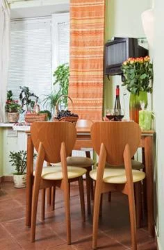 Kitchen table and chairs with fruit basket Foto stock