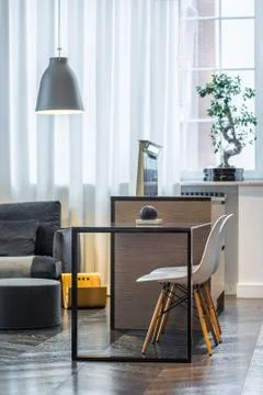 Kitchen table with white chairs Foto stock