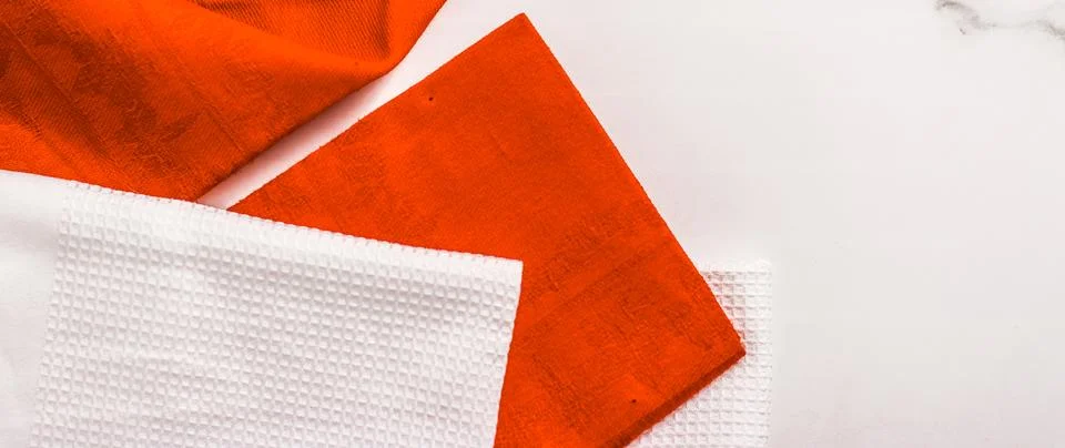 Kitchen textile on chic white marble background, napkin and towel set, folded Foto stock