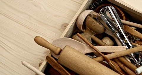 Kitchen utensils in box Stock-Footage 84712324